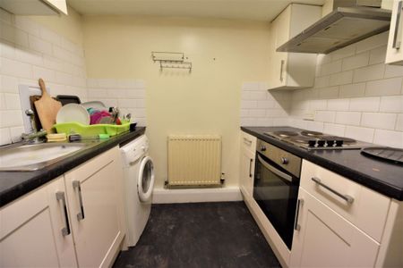 3 bedroom Flat in Hollybank, Leeds - Photo 3