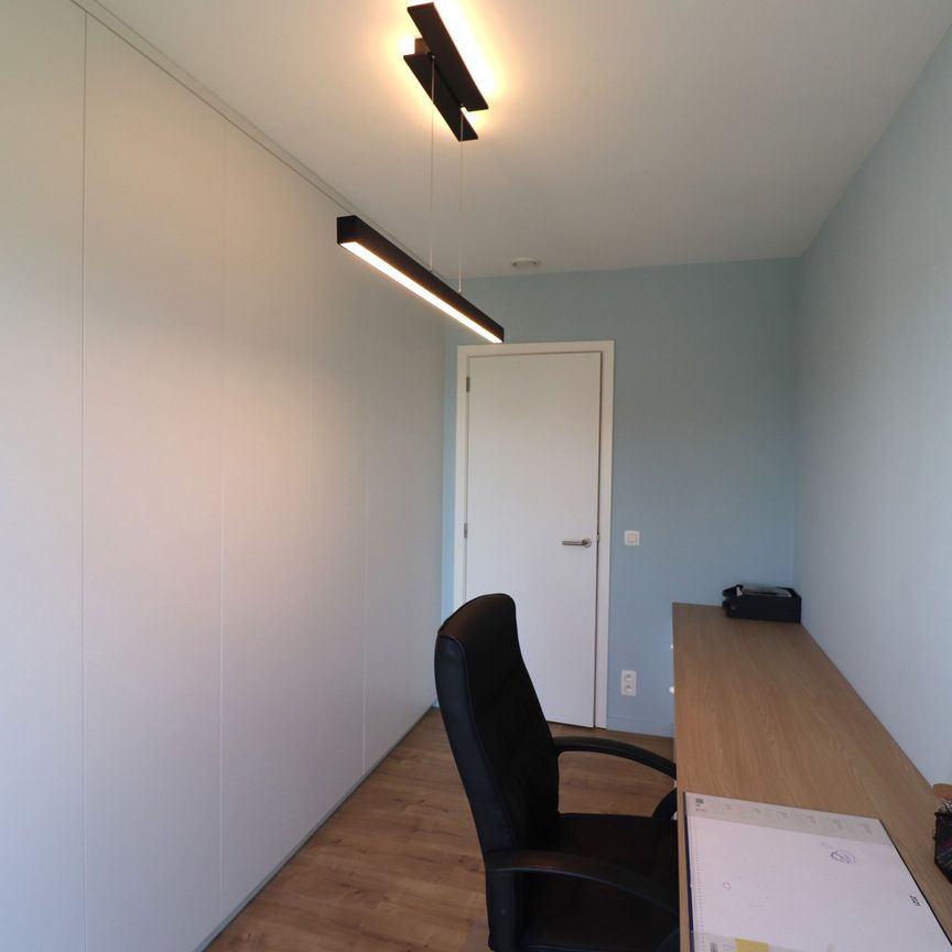 Energiezuinig appartement met 1 slaapkamer, bureelruimte, terras en autostaanplaats. - Photo 1