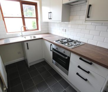 2 bedroom terraced house to rent - Photo 4