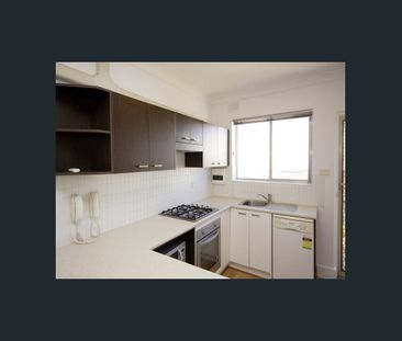 Modern upstairs unit fantastic location! - Photo 3