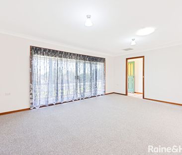 Charming 4-Bedroom Cottage in the Heart of Tamworth - Photo 3