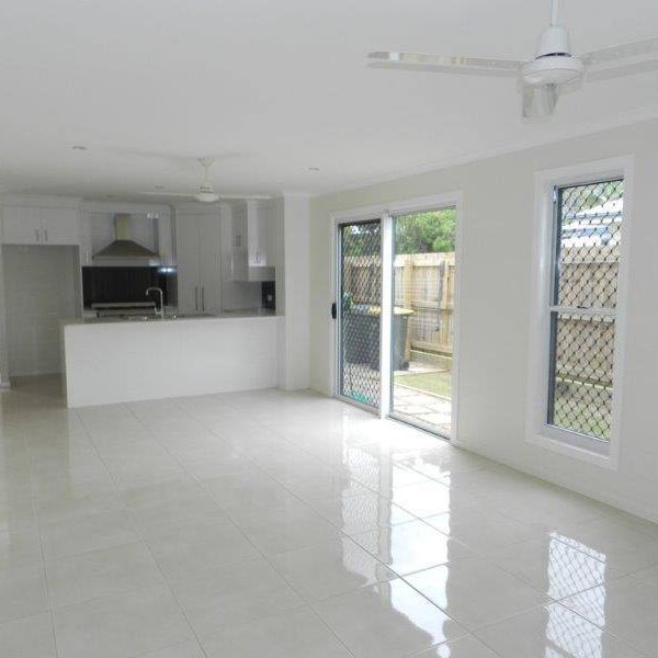 BEAUTIFUL 3 BEDROOM UNIT IN GREAT LOCATION - Photo 1