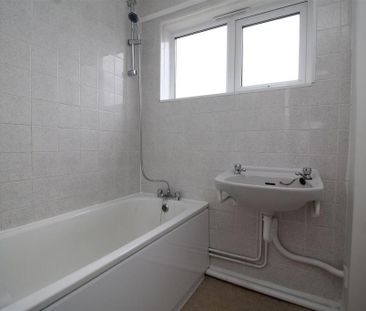 3 bedroom end of terrace house to rent - Photo 2