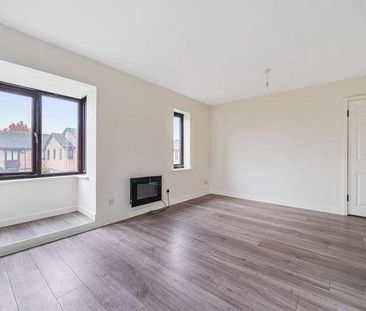 Poets Chase, Aylesbury, HP21 - Photo 1