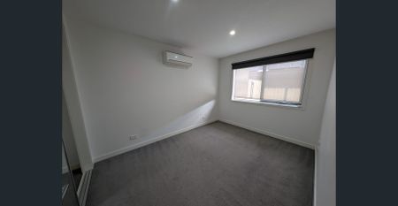 Two bedroom townhouse with street frontage! - Photo 4