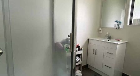 Tidy Three Bedroom Home - Photo 5