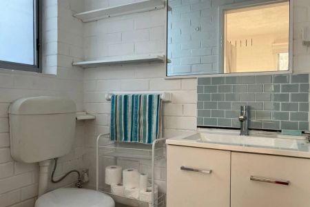 Stylish Street-Facing Studio with Secure Parking in the Heart of St Kilda - FURNISHED! - Photo 2