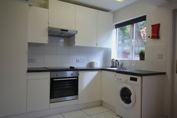 3 Bedroom Terraced House - Photo 1