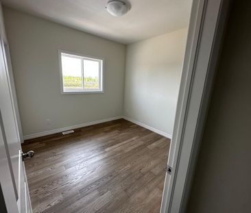 For Lease - 1075 Aspen Ridge Crescent, Lakeshore, Ontario - Photo 2