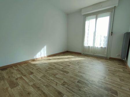 Plain pied comprenant 3 chambres, bureau, jardin, garage 2V - Photo 3