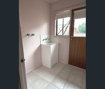 Sunny two bedroom townhouse in a great Coburg location! - Photo 4