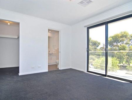 SPACIOUS FOUR BEDROOM HOME OPPOSITE RESERVE - Photo 4