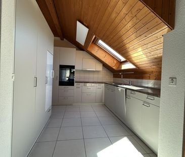 Helle, sonnige, grosszügige Dachwohnung mit Blick in die Berge - Photo 3