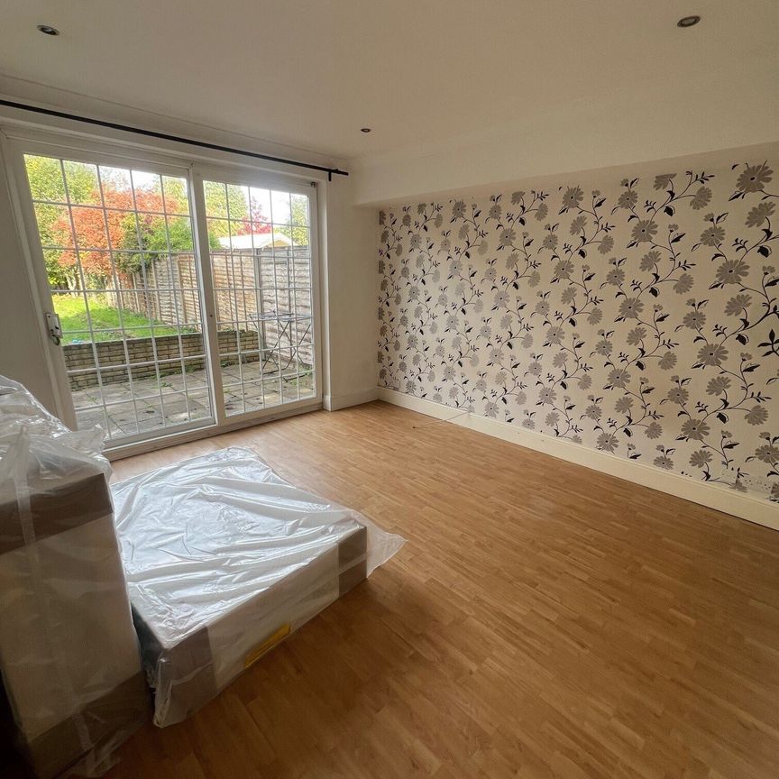 Elgar Avenue, Surbiton - Photo 1