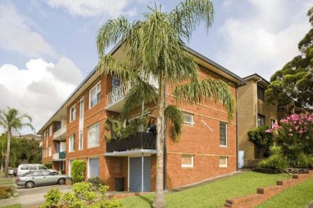 Spacious sun-lit 2-bedroom unit in Allawah - Photo 2