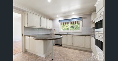 EXQUISITE FAMILY HOME IN GORDON EAST SIDE ENCLAVE - Photo 3