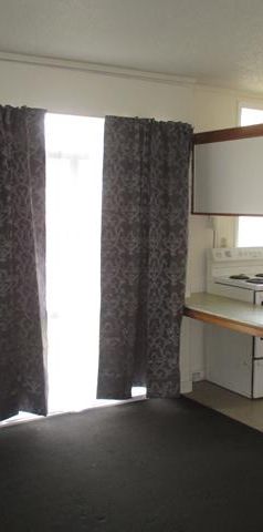 Sunny bedsit! - Photo 1