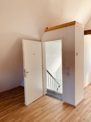 Originelle Dachgeschosswohnung mit ca. 47 m² Wohnfläche und Altbauflair - Photo 1