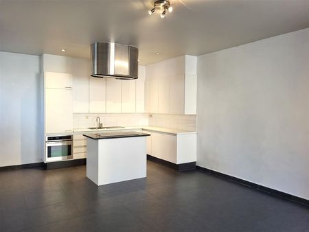 Gerenoveerde woning met twee slaapkamers en groot terras - Photo 3