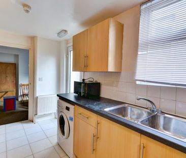 6 bedroom house to rent - Photo 1