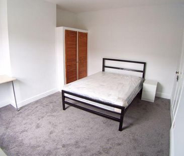 1 bedroom in a flat share to rent - Photo 3