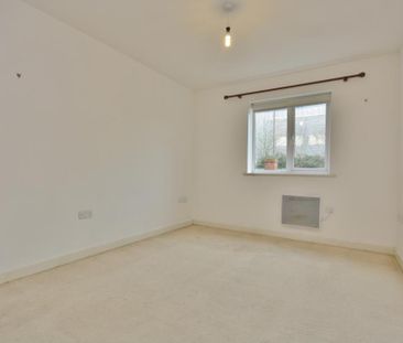 Dudley Place, Stanwell, Staines-upon-Thames, Surrey, TW19 7BG - Photo 3