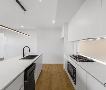 Spacious 4-Bedroom Townhouse - Photo 5