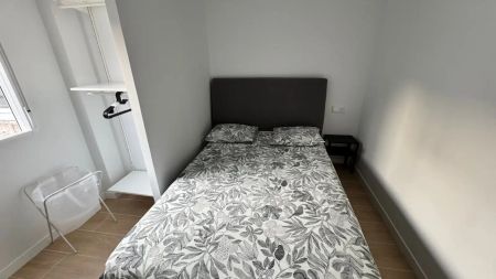 Room in a shared 5-bedroom apartment for rent in Alicante - Photo 2