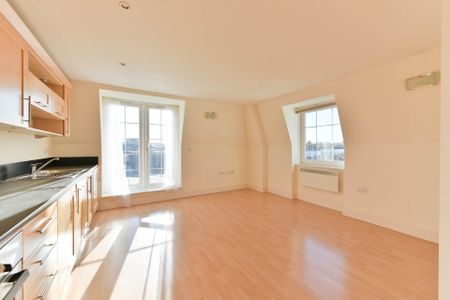 Central Walk, Station Approach - Photo 4