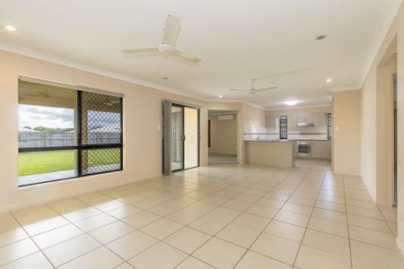 9 Ellsworth Drive, Mount Louisa - Photo 5