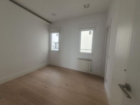 2 bedroom luxury penthouse for rent in Madrid, Autonomous Region of Madrid - Photo 4