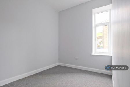 3 bedroom end of terrace house to rent - Photo 5