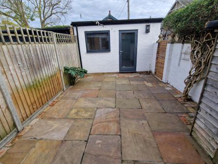 3 bedroom semi-detached house to rent - Photo 5