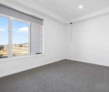 GREAT FAMILY HOME WITH DUCTED HEATING AND COOLING - Photo 6