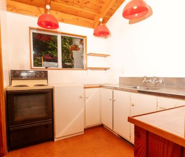 Charming cottage overlooks beautiful bushland - Photo 1