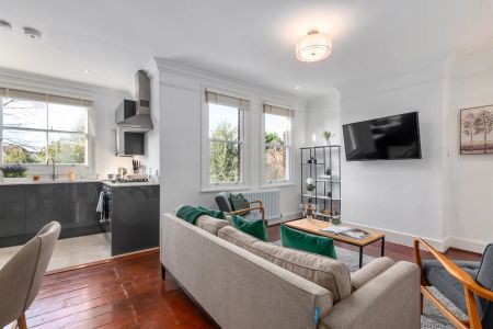 3 Bed, Apartment - Photo 2