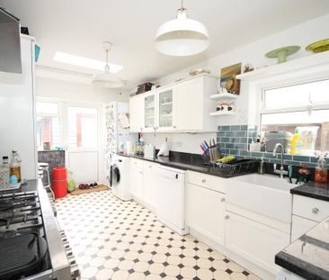 4 bedroom detached house to rent - Photo 3