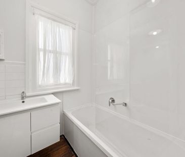Delightful Family Home - Pet Friendly - Photo 5