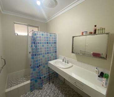 Peaceful 2 bedroom duplex in a great location ! - Photo 2
