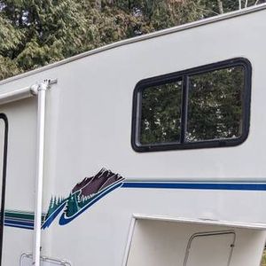 RV Fifth Wheel - Photo 2