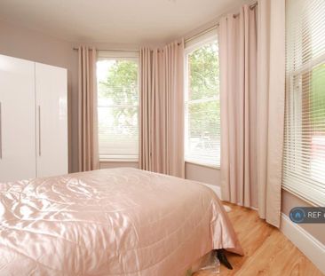 3 bedroom flat to rent - Photo 4