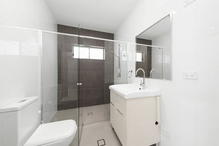 SPACIOUS 2 BEDROOM DWELLING WITH AIRCON & PRIVATE SUNNY YARD - Photo 2