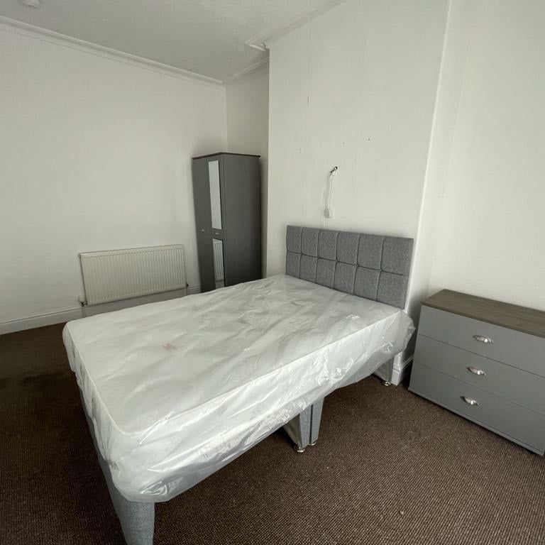 Room in a Shared House, Mellor Road, CH42 - Photo 1
