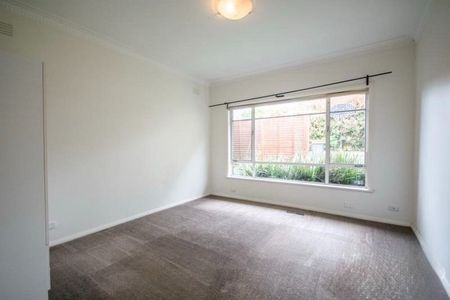 Spacious 3-Bedroom Family Home with Generous Outdoor Space - Photo 4