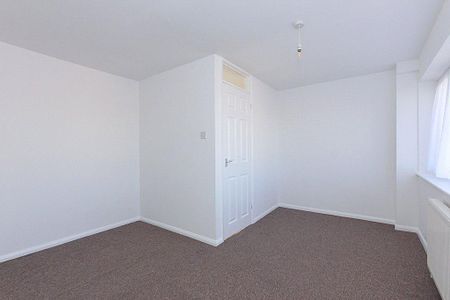 4 bedroom link detached house to rent - Photo 4