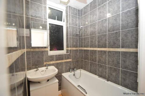 2 bedroom property to rent in Addlestone - Photo 1