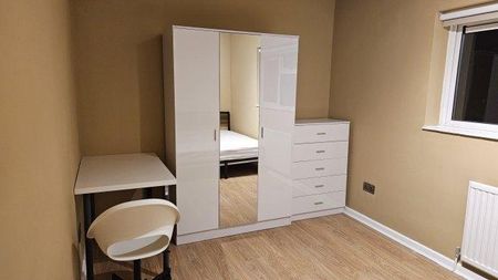 3 bedroom flat to rent - Photo 4