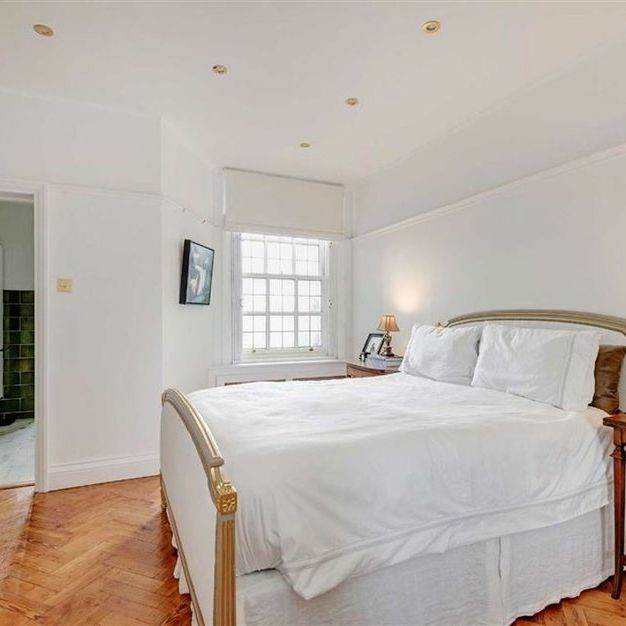 Queen's Gate - Photo 1