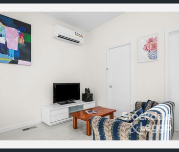 Fully Furnished Coastal Townhouse – Walk to Beach, Shops & Cafés - Photo 2