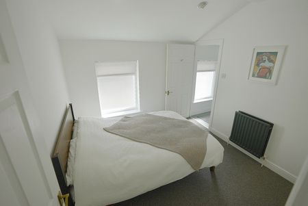 3 Bed Semi-Detached House, Burnt Ash Hill, SE12 - Photo 2